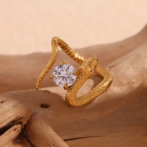 Détails macro d'une bague serpent plaquée or 18 carats avec écailles et zircon rond