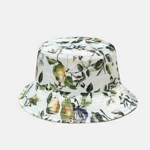 Dettaglio cappello parasole pieghevole con stampe artistiche di frutta e pere