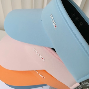 Dettaglio delle visiere sportive UVLABEL che mostra vari colori e trama del tessuto cool-knit
