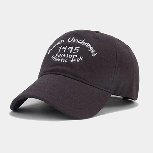 Dettaglio del ricamo vintage su cappello da baseball in cotone grigio scuro con visiera