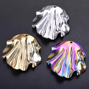 Detailed view of 304 stainless steel wave shell pendants in gold, silver and rainbow finish