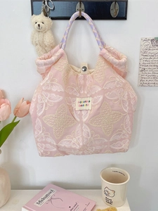 Rosafarbene Tragetasche mit Schmetterlingsstickerei und gewebten Griffen in Lifestyle
