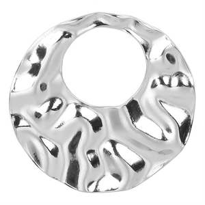 Nahaufnahme eines silbernen geometrischen Anhängers mit Relieftextur und Cut-out-Design