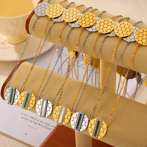 Goldene und silberne geometrische Wabenanhänger mit Muscheleinlage an langen Pulloverketten