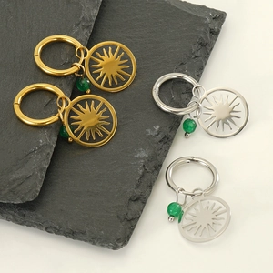 Boucles d'oreilles soleil évidées en acier inoxydable avec perles vertes, or et argent