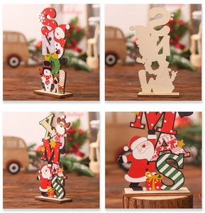 Dettaglio di scritte SNOW e XMAS in legno con motivi dipinti di Babbo Natale e pupazzo di neve