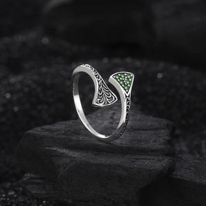 Vintage S925 sterling silver ring with green zircon and engraved floral patterns