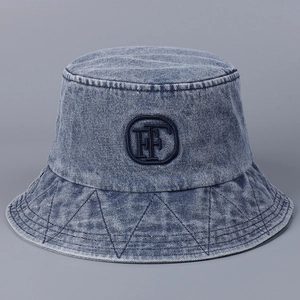 Détails de broderie FF et coutures triangulaires sur bob en denim bleu délavé