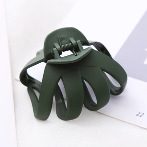 Detail of 8cm matte dark green octopus hair claw clip with anti-slip design and metal spring