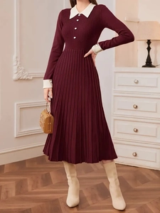 Robe longue élégante en maille plissée bordeaux avec col et poignets contrastés blancs