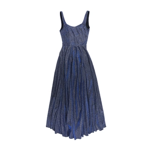 Détail du tissu à paillettes bleues scintillantes et des bretelles larges de la robe