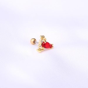 Détail de puce d'oreille crabe avec pierre rouge en goutte et fermoir boule vissée