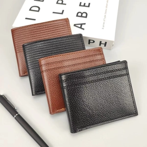 Gros plan de portefeuilles courts pour hommes en cuir PU grainé noir et marron à zip