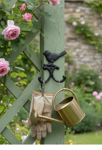 Detailansicht eines Vintage-Gusseisen-Vogeldoppelhakens für Haus und Garten