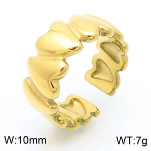 Détail des maillons en forme de cœur sur une bague de 10 mm en acier inoxydable doré
