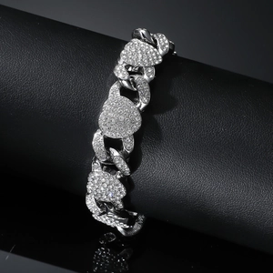 Collier cubain argenté étincelant avec cœurs en strass sur support noir