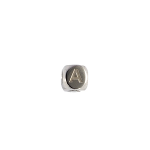 Vue détaillée du pendentif cube en acier inoxydable argenté avec gravure de la lettre A