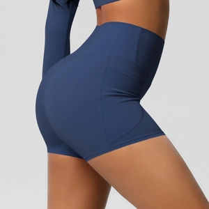 Gros plan d'un short de yoga taille haute avec poches latérales et coutures ergonomiques