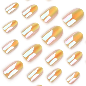 Korte aurora cat-eye plaknagels met gouden basis en blauwe parelmoerafwerking