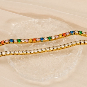 Gros plan de bracelets de tennis dorés avec zircons colorés et cristaux blancs