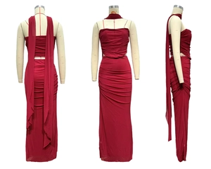 Vue en trois dimensions du haut bustier bordeaux et de la jupe longue plissée avec écharpe