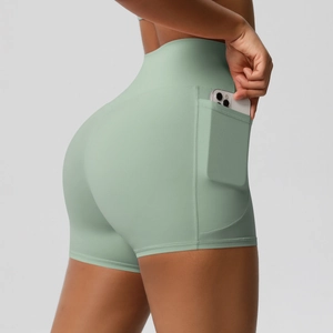 Détail du short de yoga taille haute montrant la poche latérale avec un smartphone