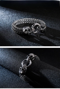 Détail macro du fermoir tête de mort gothique sur le bracelet moto en acier inoxydable