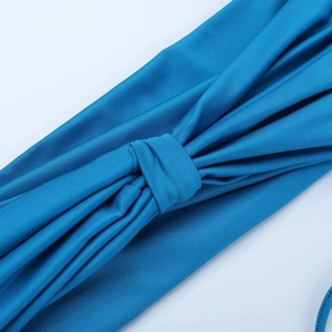 Gros plan détaillé du tissu tricoté bleu avec texture froncée et design à nœud central