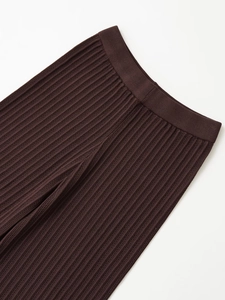 Dettaglio dei pantaloni in maglia marrone scuro con vita elastica e trama a coste morbide