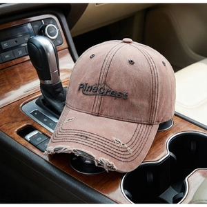 Nahaufnahme der Vintage PineCrest Baseballkappe mit Stickerei und Distressed-Details