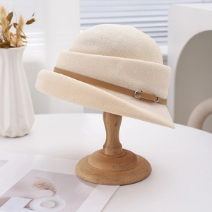 Chapeau cloche beige tissé de style français avec boucle de ceinture en cuir marron