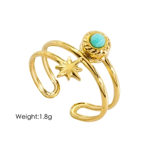 Dettaglio anello doppio dorato a stella con malachite verde, peso di 1,8 grammi