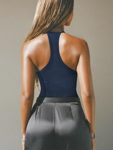 Détail du débardeur dos nu bleu marine à fines côtes avec design sexy au dos et racerback