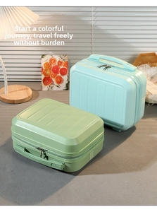Foto lifestyle di mini valigie cosmetiche rigide da 14 pollici in verde menta e blu