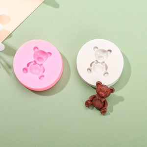 Dettaglio di stampi in silicone con orsetto di peluche marrone per decorazione di torte