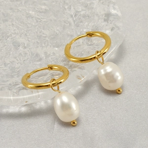 Créoles dorées vintage françaises avec pendentifs en perles d'eau douce blanches
