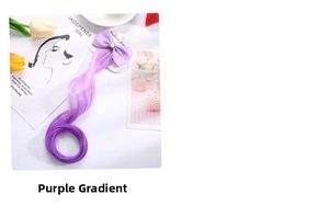 Dettaglio di extension mossa sfumata viola con fiocco in seta su sfondo decorativo