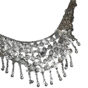 Chaîne de taille vintage en métal argenté avec pendentifs pièces et glands frangés