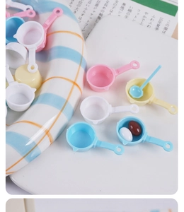Detailaufnahme von 4cm Mini-Küchengeschirr in Pastellfarben für Puppenhäuser