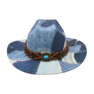 Detail eines Western-Cowboyhuts mit Patchwork-Denim und Türkisstein auf Lederband