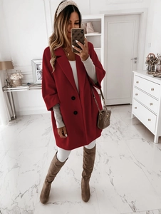 Détail du manteau rouge en laine mi-long avec col à revers et boutons élégants