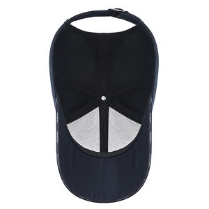 Vue intérieure d'une casquette de baseball bleu marine avec coutures et boucle en métal