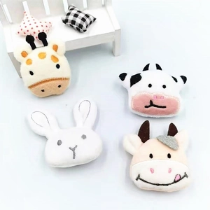 Accessoires de tête d'animaux en peluche avec girafe, vache et lapin sur fond blanc