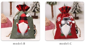 Details von Weihnachts-Geschenktüten aus Sackleinen mit Wichtel-Stickerei und Schneeflocken