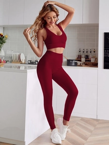 Dettaglio del set yoga rosso a costine che mostra la trama di reggiseno e legging