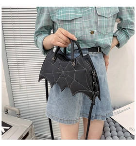 Gotische Fledermaus PU Leder Handtasche mit Spinnennetz Nähten und Umhängetasche Design.