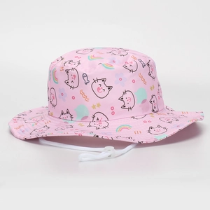 Détail d'un chapeau de soleil rose en coton avec motifs chat, arc-en-ciel et fleurs