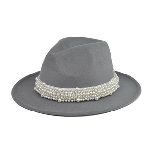 Detalle del sombrero de lana gris oscuro con filas decorativas de perlas blancas