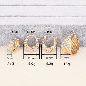 Driekleurige oorringen set met bloemmotieven in goud zilver en roségoud finish
