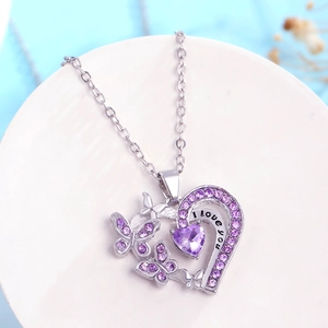 Collier cœur ajouré avec zircon violet, papillons et gravure I love you incluse
